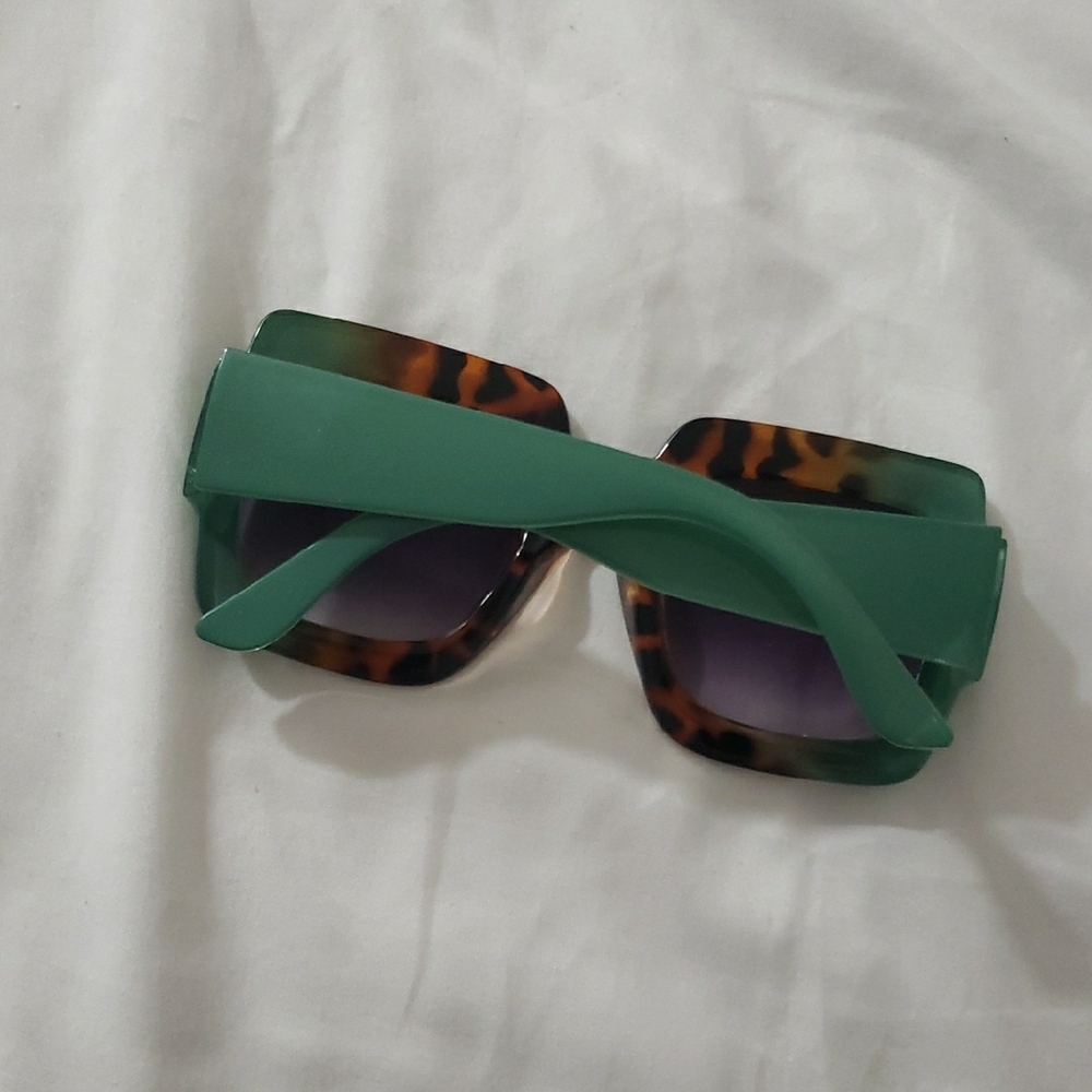 Vacation Stylish Tortoiseshell and Green Women's Sunglasses - Picture 4 of 5